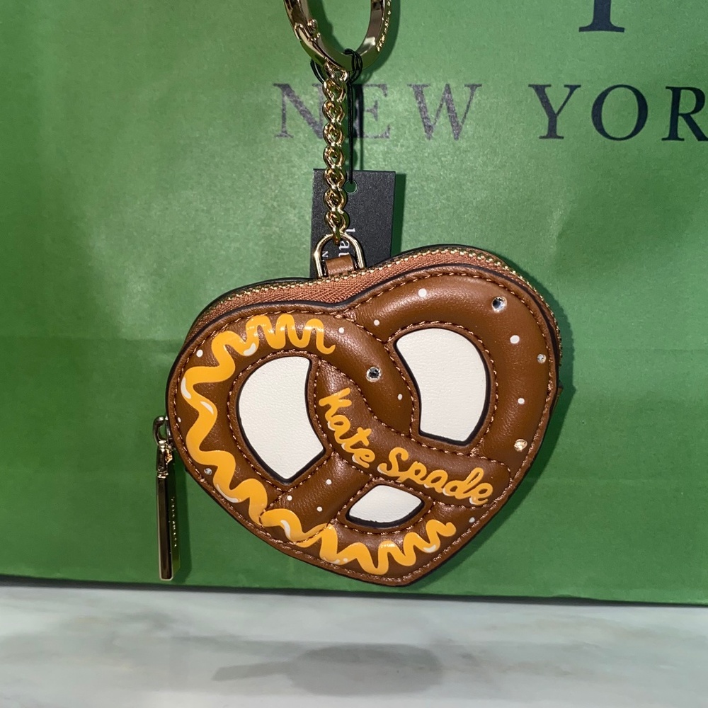 Kate Spade big apple 3D pretzel